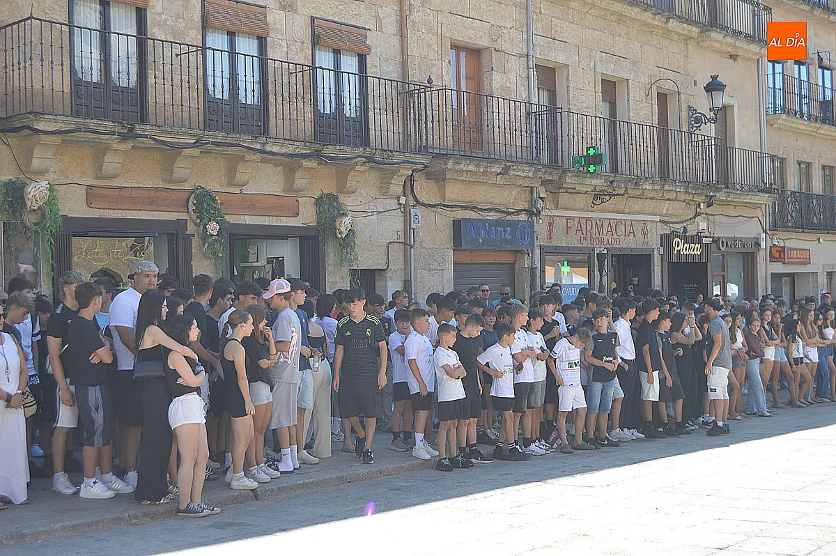Foto 3 - Ciudad Rodrigo despide con emoci&oacute;n a Adri&aacute;n Ibarra Mart&iacute;n en un multitudinario minuto de silencio