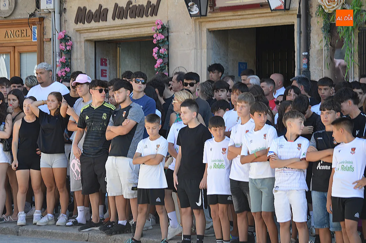 Foto 9 - Ciudad Rodrigo despide con emoci&oacute;n a Adri&aacute;n Ibarra Mart&iacute;n en un multitudinario minuto de silencio
