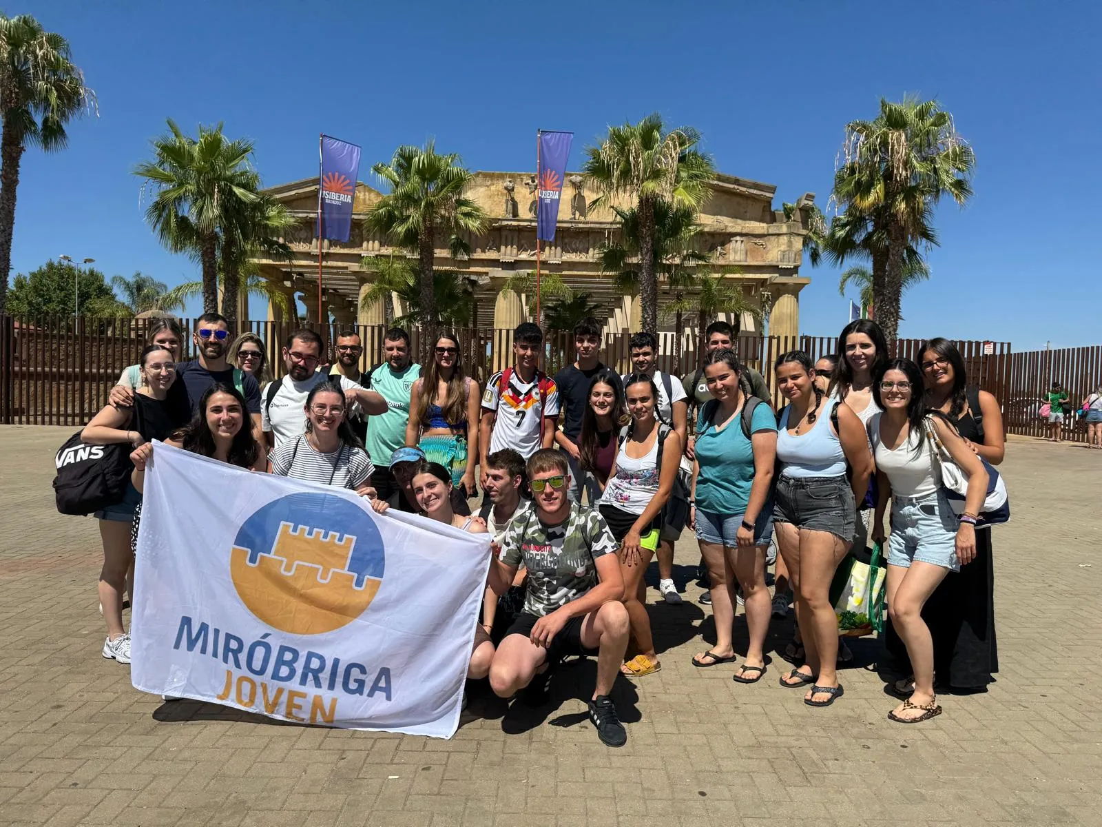 Foto 2 - Diversi&oacute;n pasada por agua: 28 j&oacute;venes disfrutan de una jornada en el Aquapark de Badajoz
