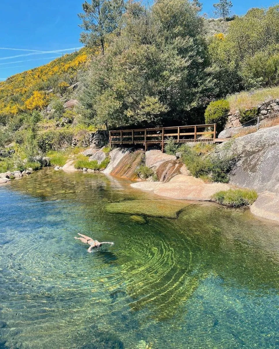 Bañista disfrutando de las aguas transparentes del Poço da Monteira (Cortes do Meio, Portugal) | FOTOS: Turismo Centro de Portugal