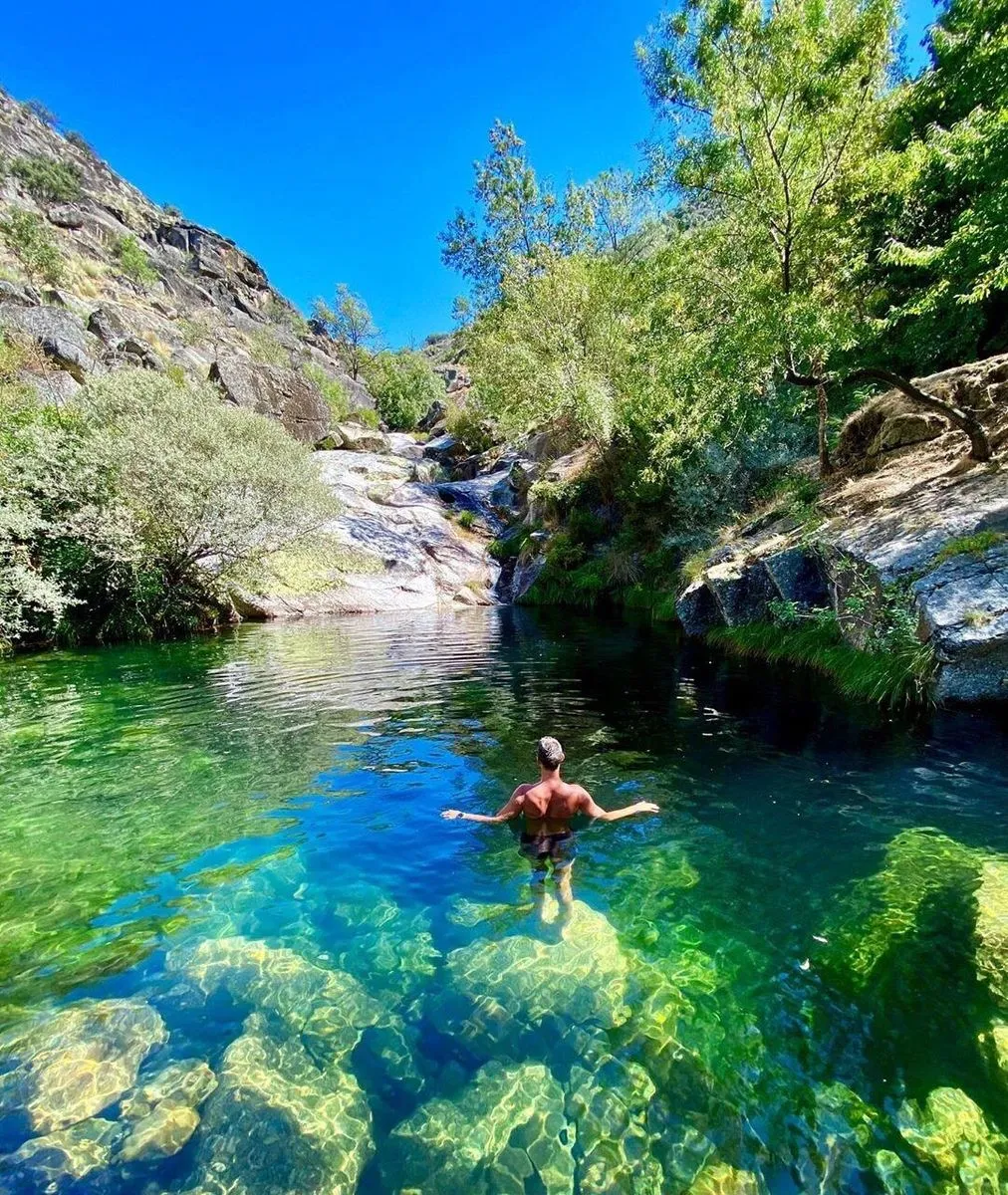 Bañista disfrutando de las aguas limpias del Poço do Embudo (Cortes do Meio, Portugal) | FOTOS: Turismo Centro de Portugal