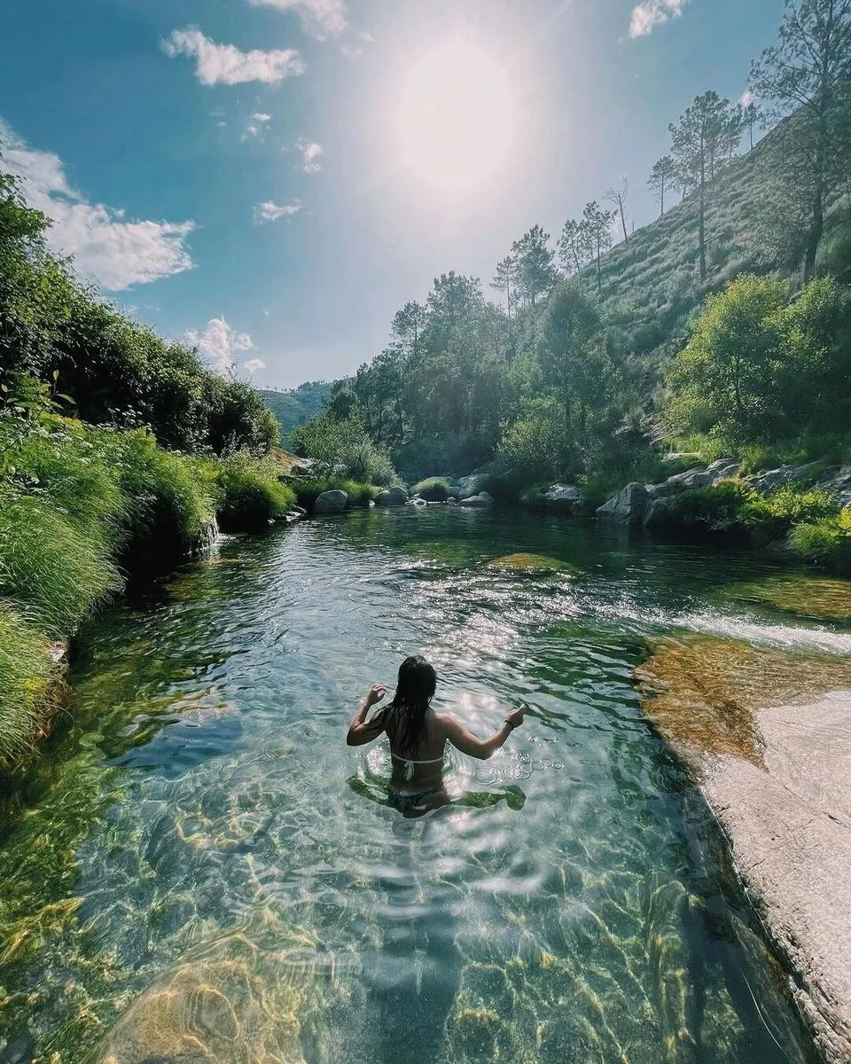 Bañista disfrutando de las aguas puras del Poço do Forno Velho (Cortes do Meio, Portugal) | FOTOS: Turismo Centro de Portugal
