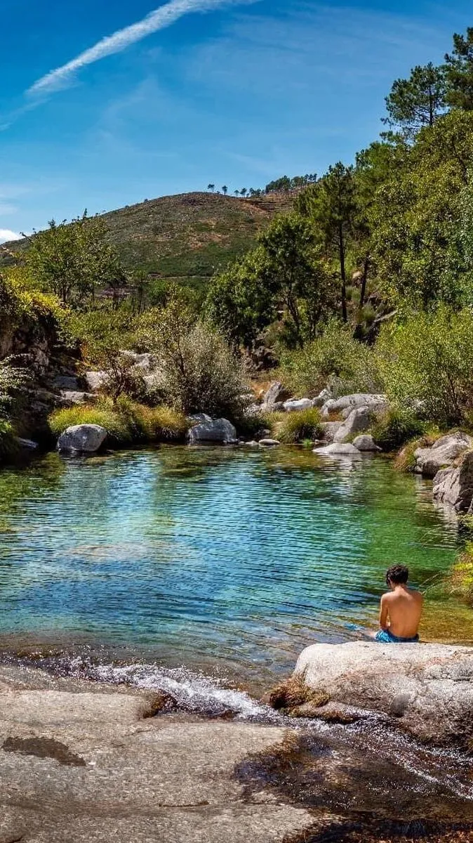 Bañista en el Poço do Forno Velho (Cortes do Meio, Portugal) | FOTOS: Turismo Centro de Portugal