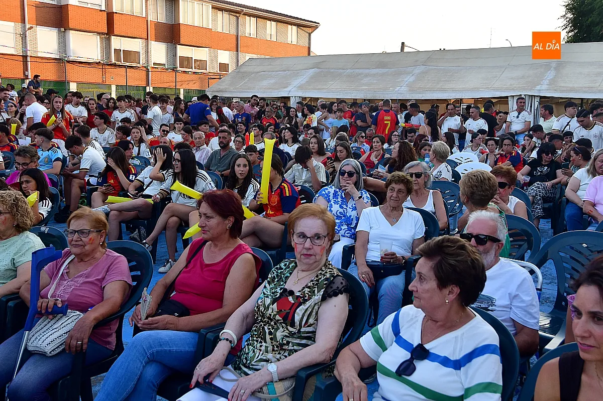 Vecinos del Barrio Nuevo vibraron con la selección española ante una pantalla gigante