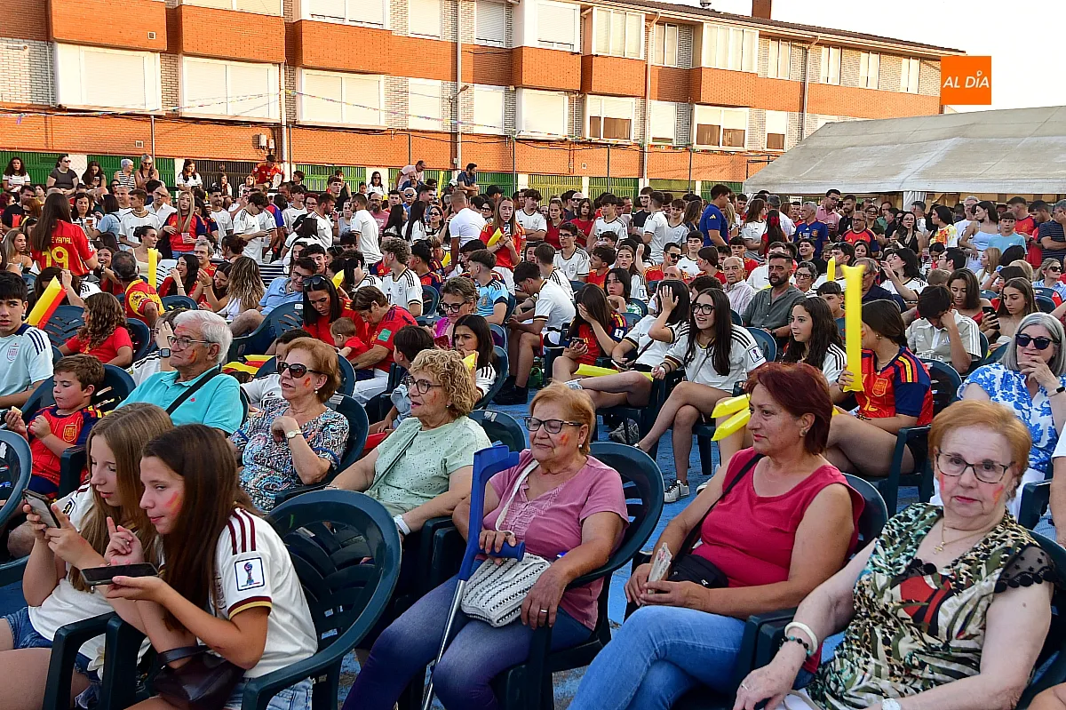 Vecinos del Barrio Nuevo vibraron con la selección española ante una pantalla gigante