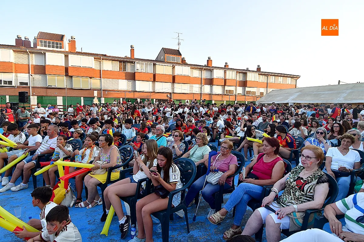 Vecinos del Barrio Nuevo vibraron con la selección española ante una pantalla gigante