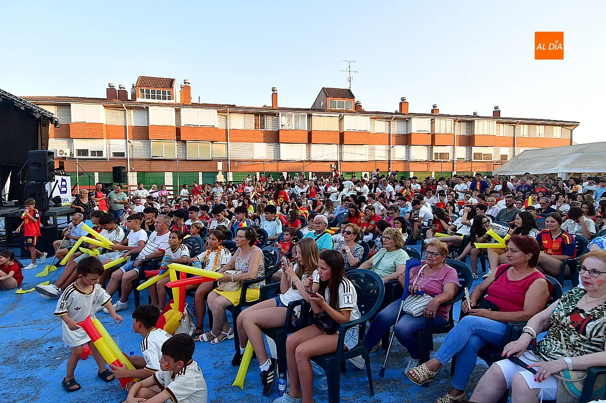 Vecinos del Barrio Nuevo vibraron con la selección española ante una pantalla gigante