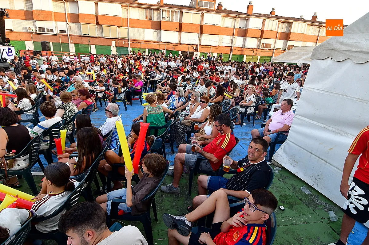 Vecinos del Barrio Nuevo vibraron con la selección española ante una pantalla gigante