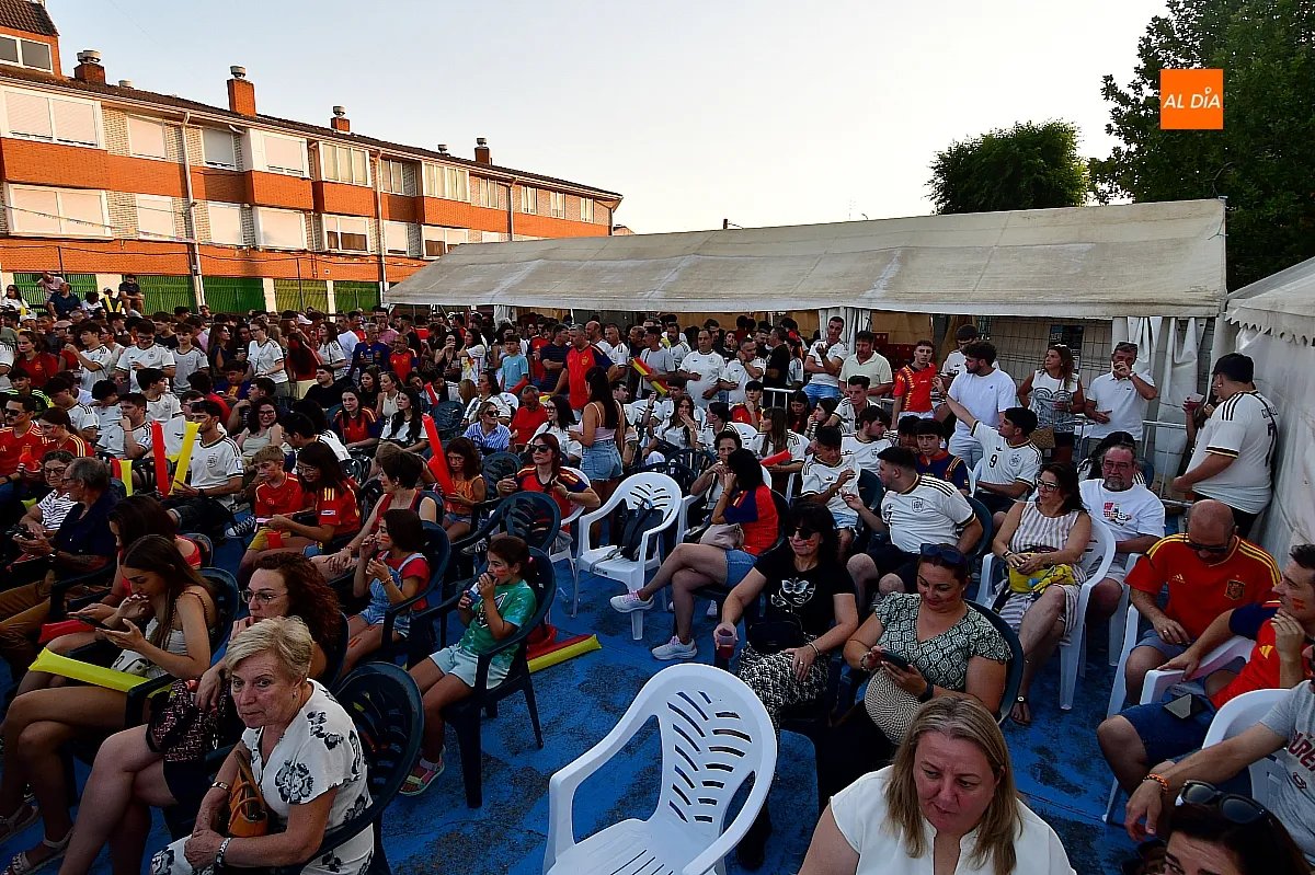 Vecinos del Barrio Nuevo vibraron con la selección española ante una pantalla gigante