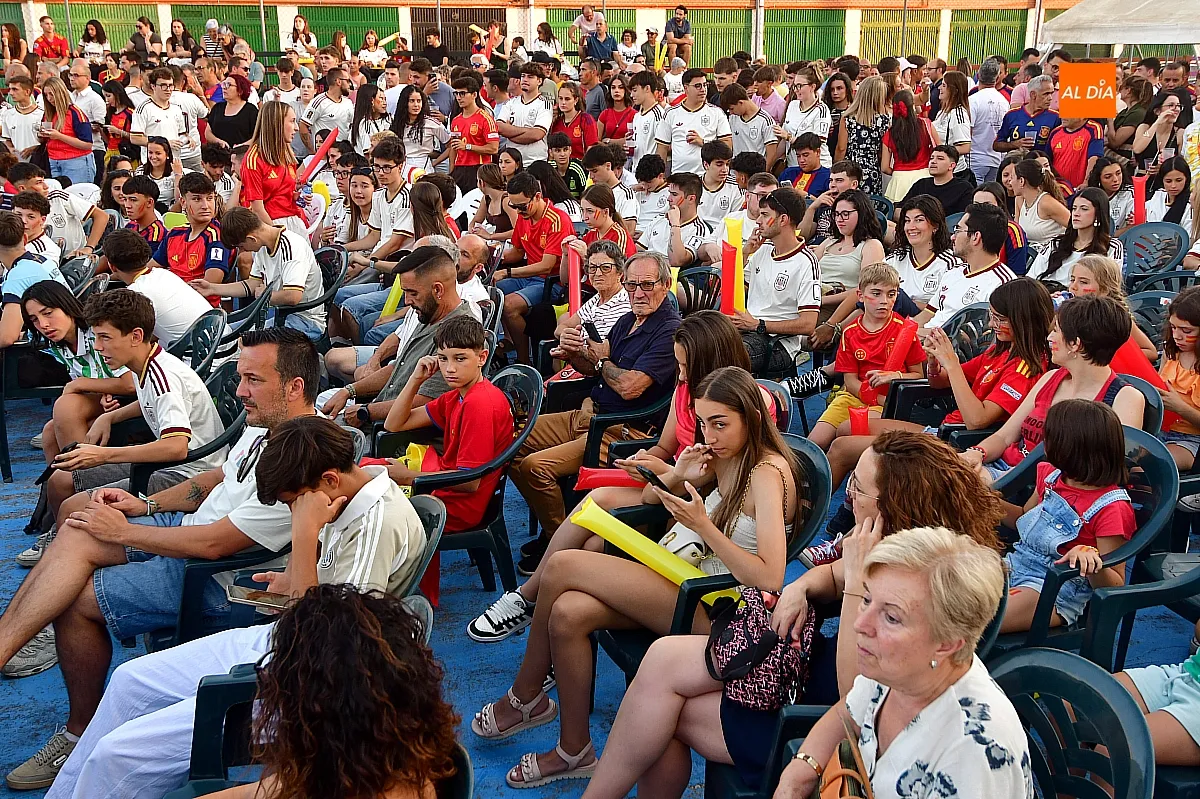 Vecinos del Barrio Nuevo vibraron con la selección española ante una pantalla gigante