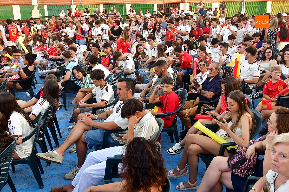 Vecinos del Barrio Nuevo vibraron con la selección española ante una pantalla gigante