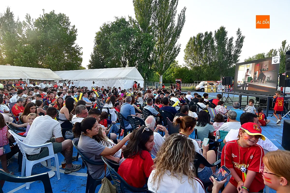 Vecinos del Barrio Nuevo vibraron con la selección española ante una pantalla gigante