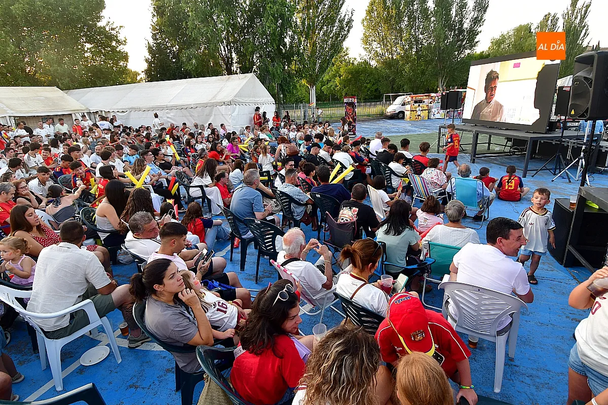 Vecinos del Barrio Nuevo vibraron con la selección española ante una pantalla gigante