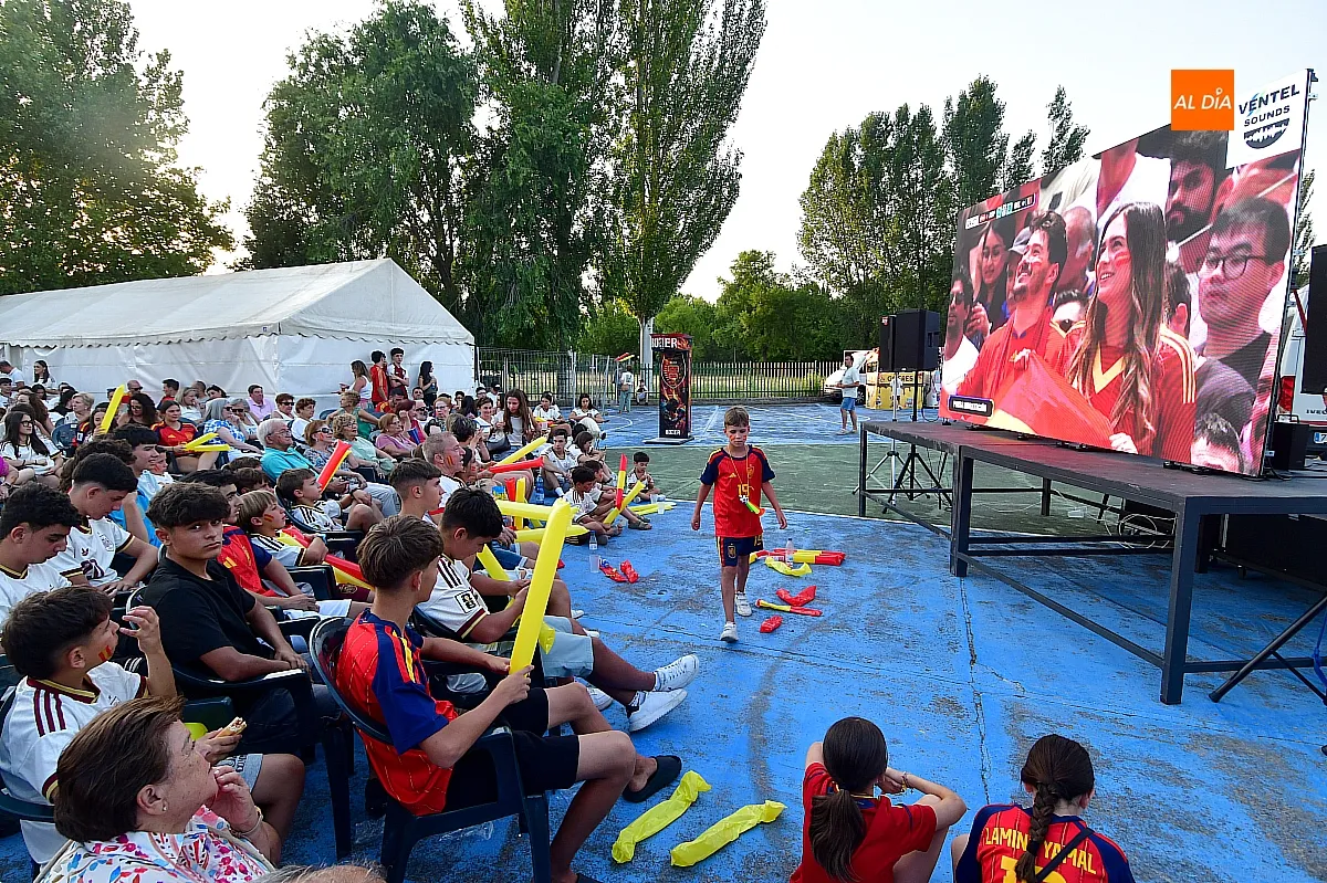 Vecinos del Barrio Nuevo vibraron con la selección española ante una pantalla gigante