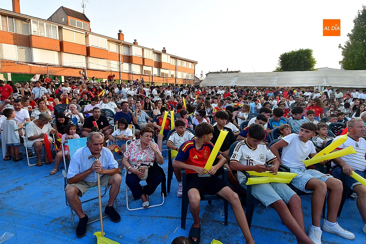 Vecinos del Barrio Nuevo vibraron con la selección española ante una pantalla gigante