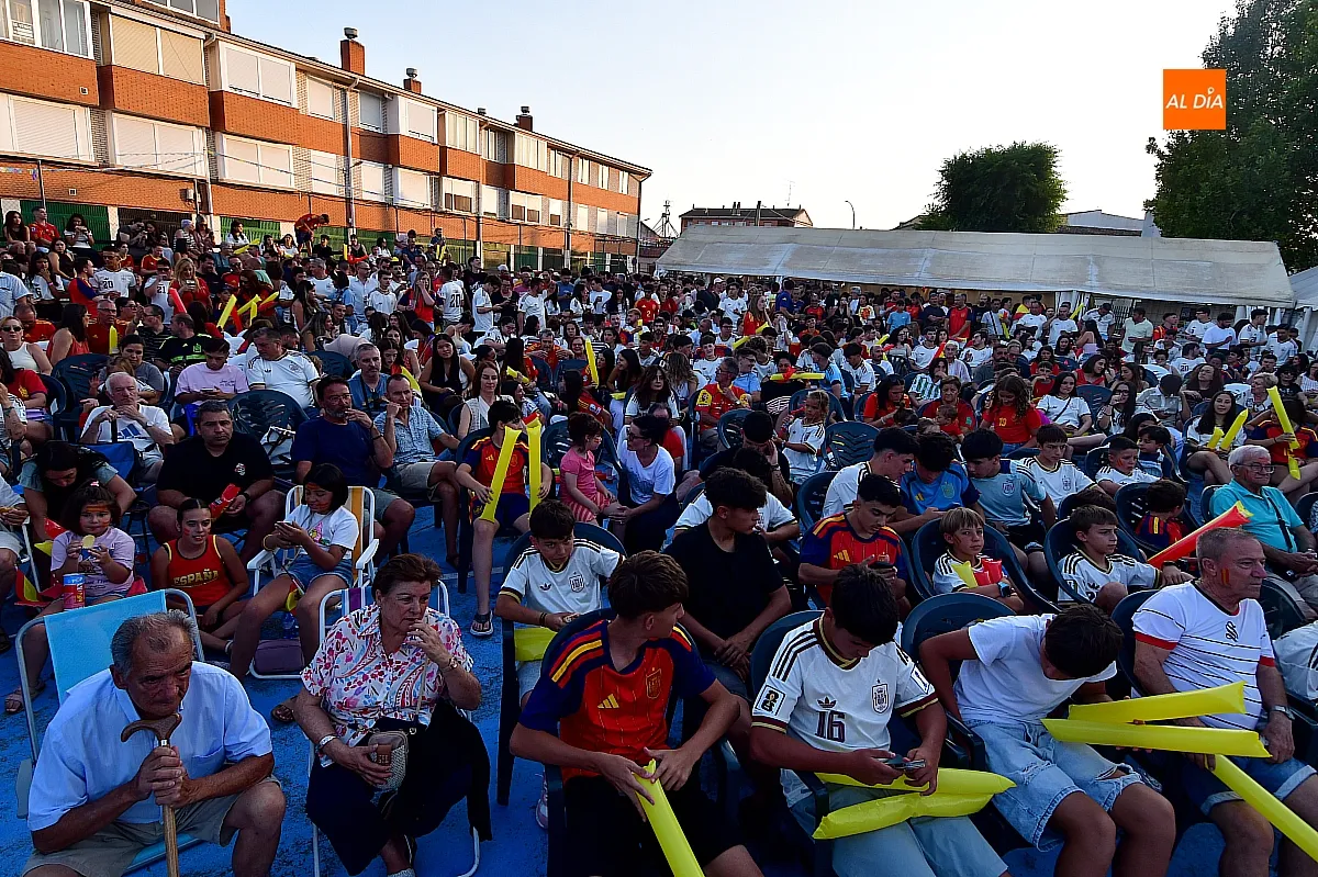 Vecinos del Barrio Nuevo vibraron con la selección española ante una pantalla gigante