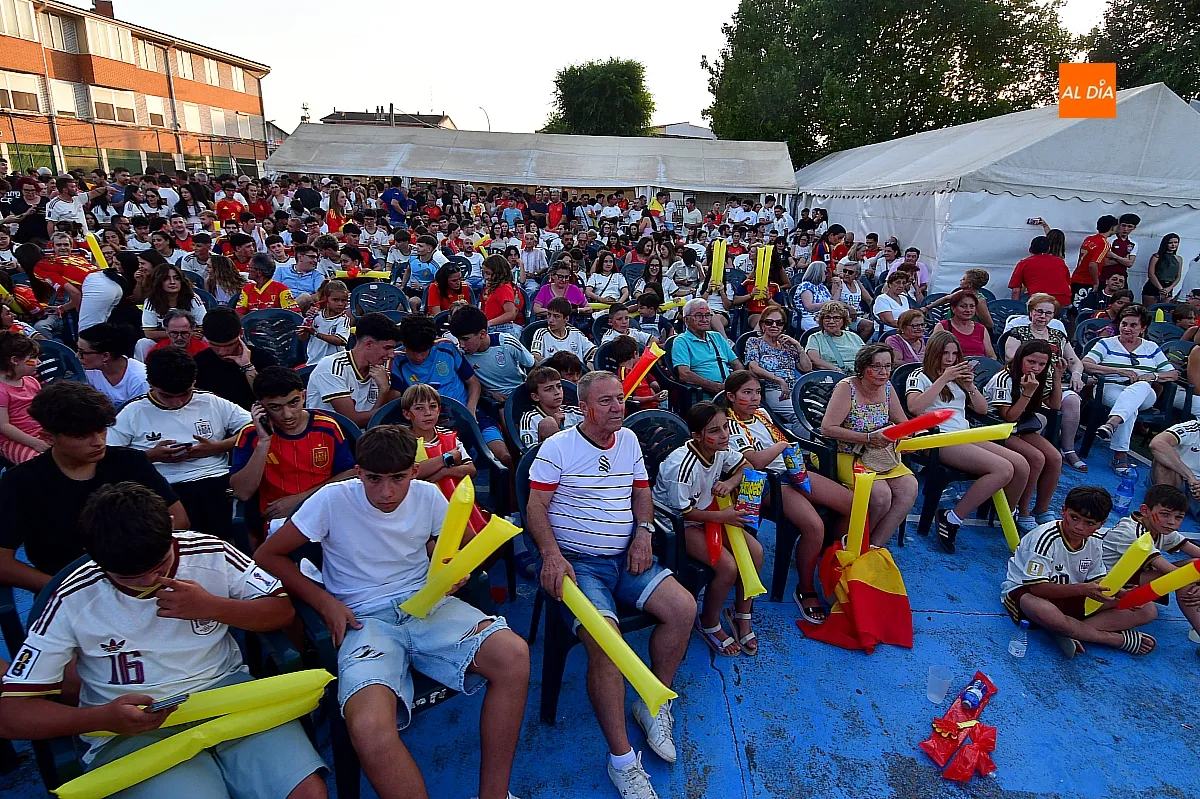 Vecinos del Barrio Nuevo vibraron con la selección española ante una pantalla gigante