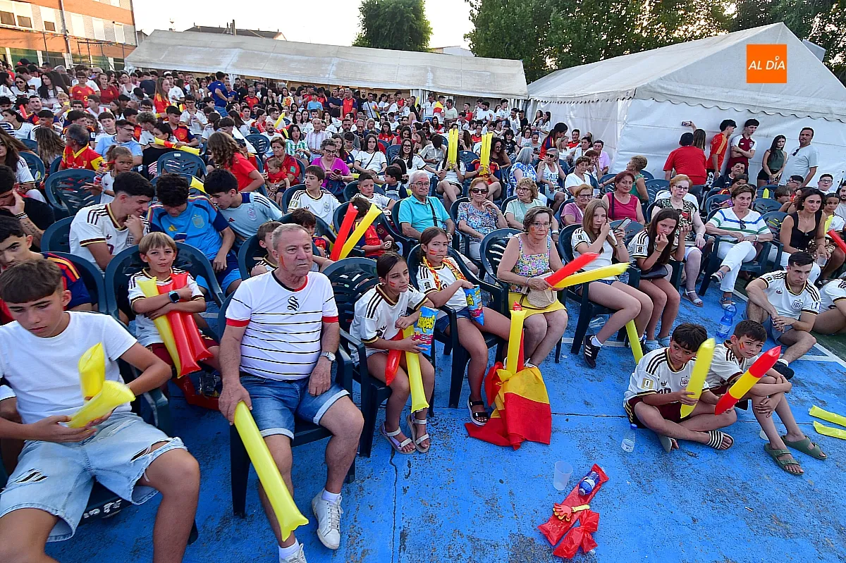 Vecinos del Barrio Nuevo vibraron con la selección española ante una pantalla gigante