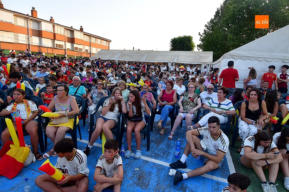 Vecinos del Barrio Nuevo vibraron con la selección española ante una pantalla gigante