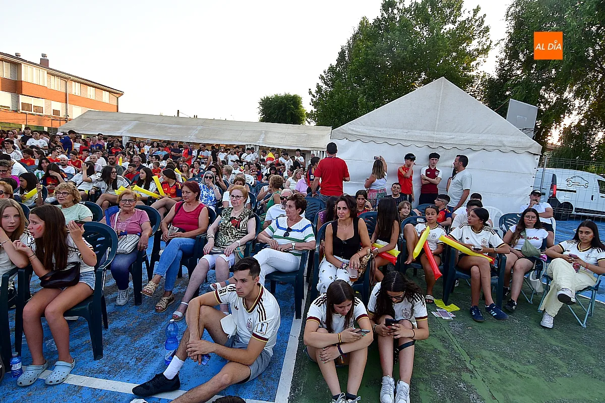 Vecinos del Barrio Nuevo vibraron con la selección española ante una pantalla gigante