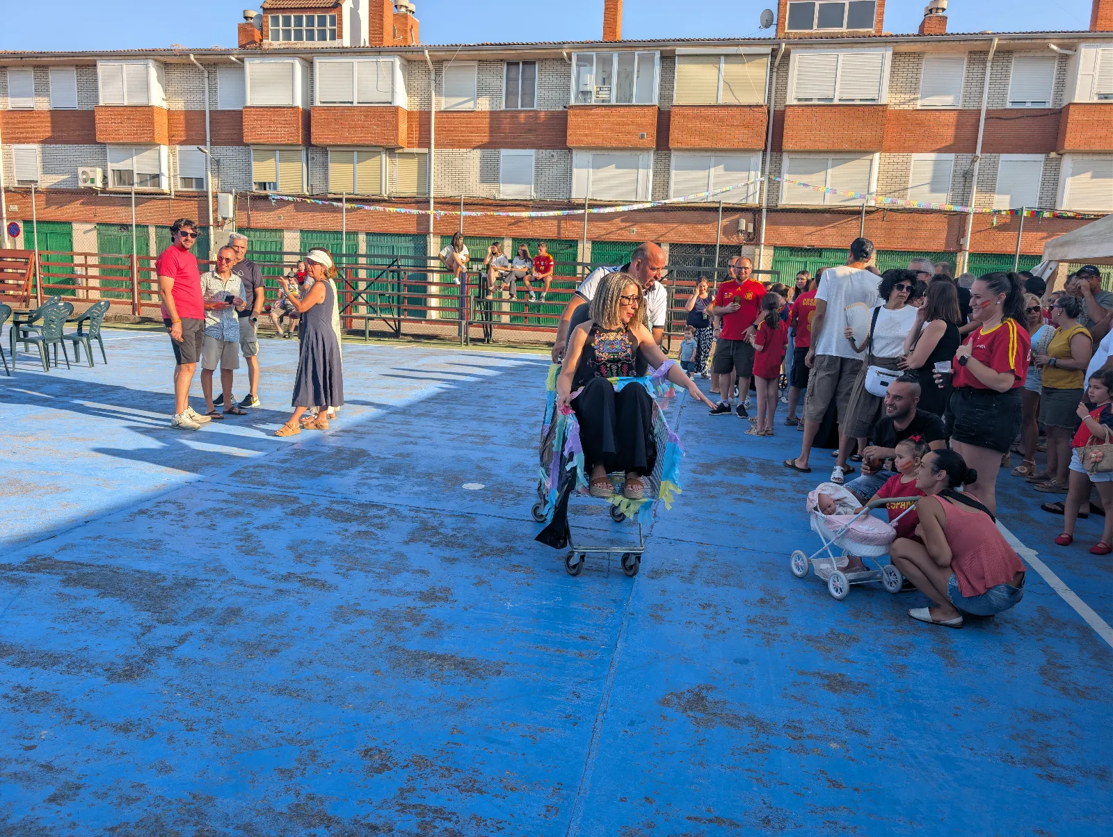 Foto 5 - Amparo Marcos inaugura las fiestas de Barrio Nuevo con un emotivo preg&oacute;n te&ntilde;ido de rojo por el Mundial.