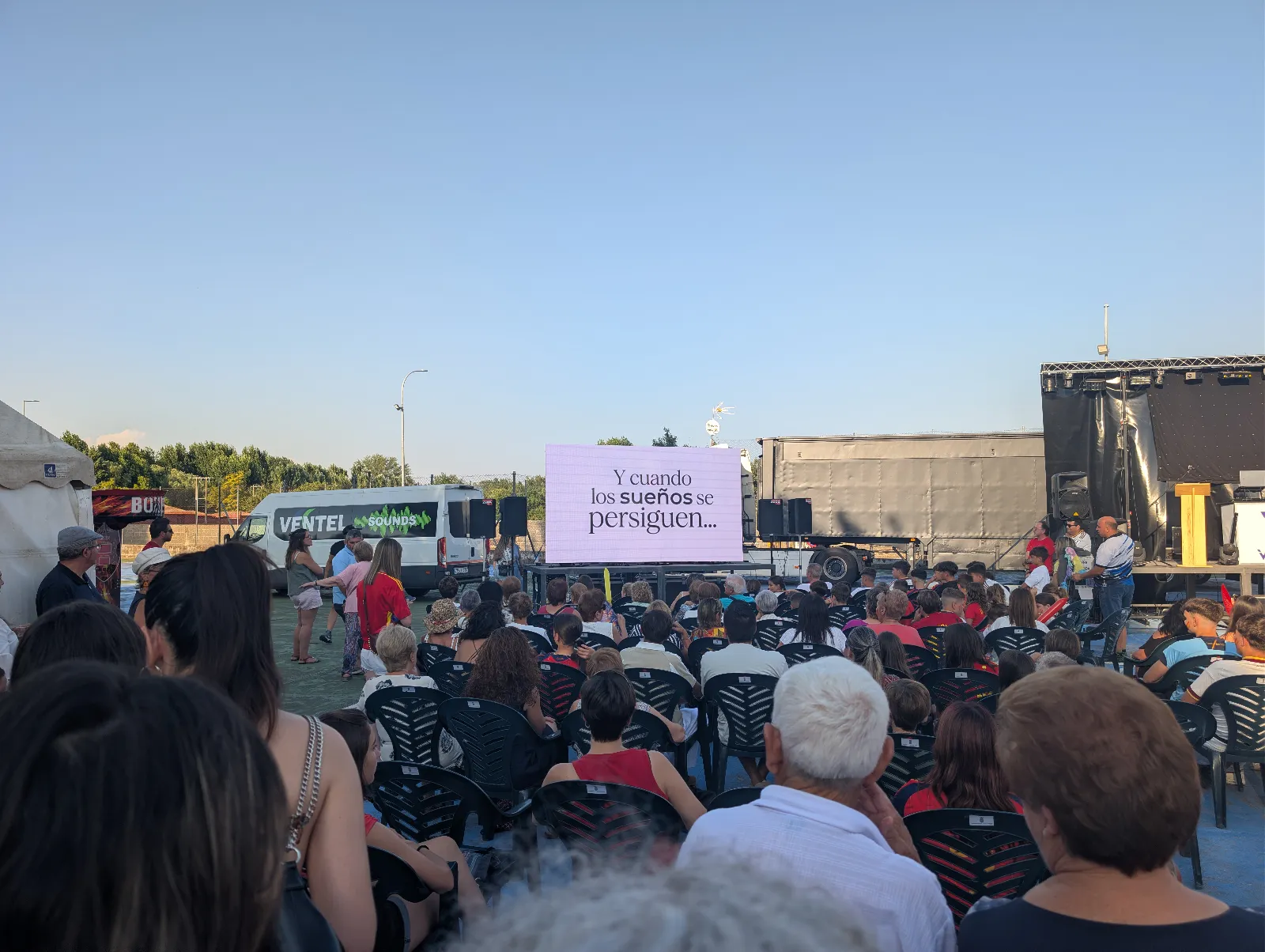 Foto 9 - Amparo Marcos inaugura las fiestas de Barrio Nuevo con un emotivo preg&oacute;n te&ntilde;ido de rojo por el Mundial.