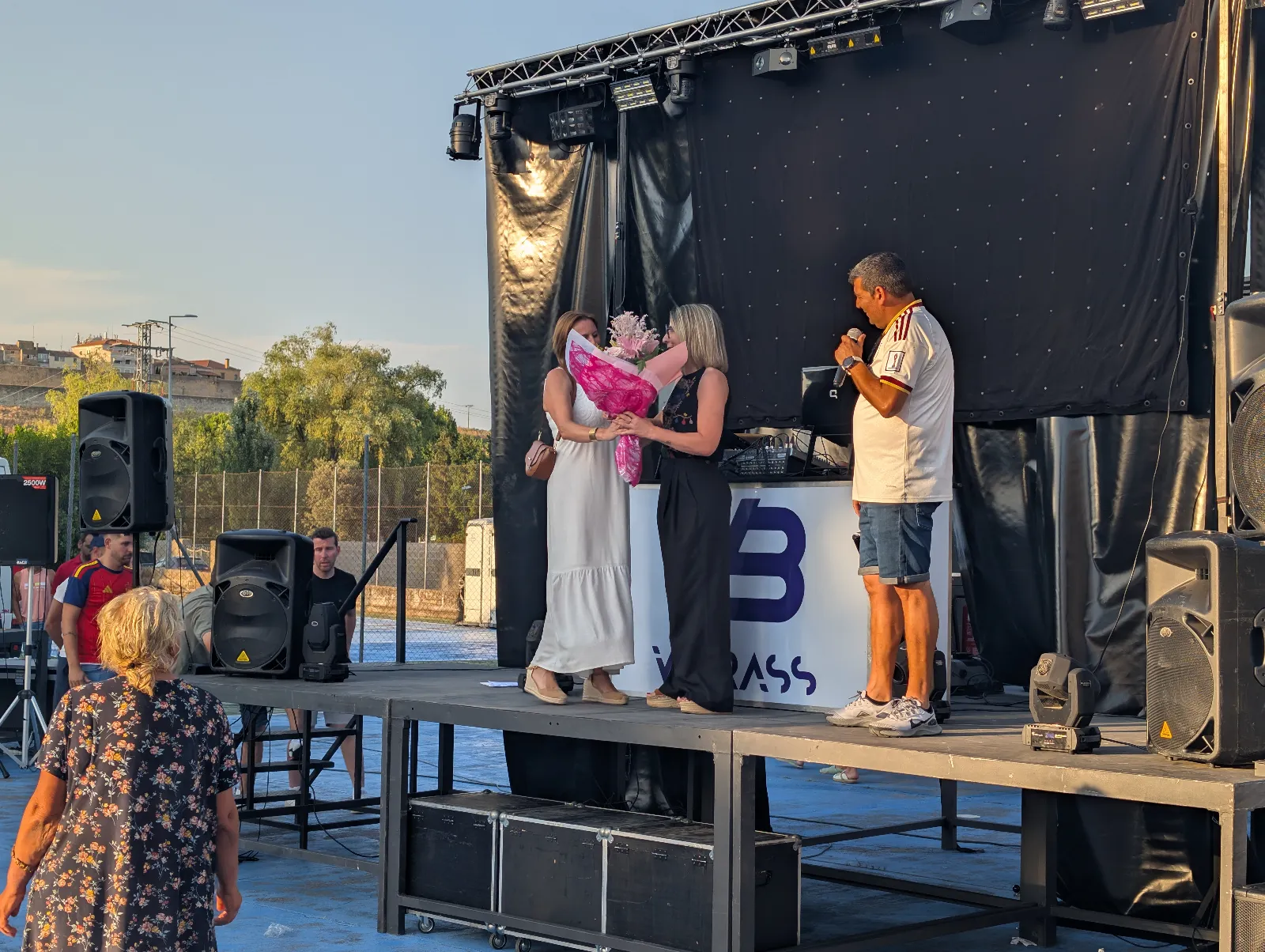 Foto 17 - Amparo Marcos inaugura las fiestas de Barrio Nuevo con un emotivo preg&oacute;n te&ntilde;ido de rojo por el Mundial.