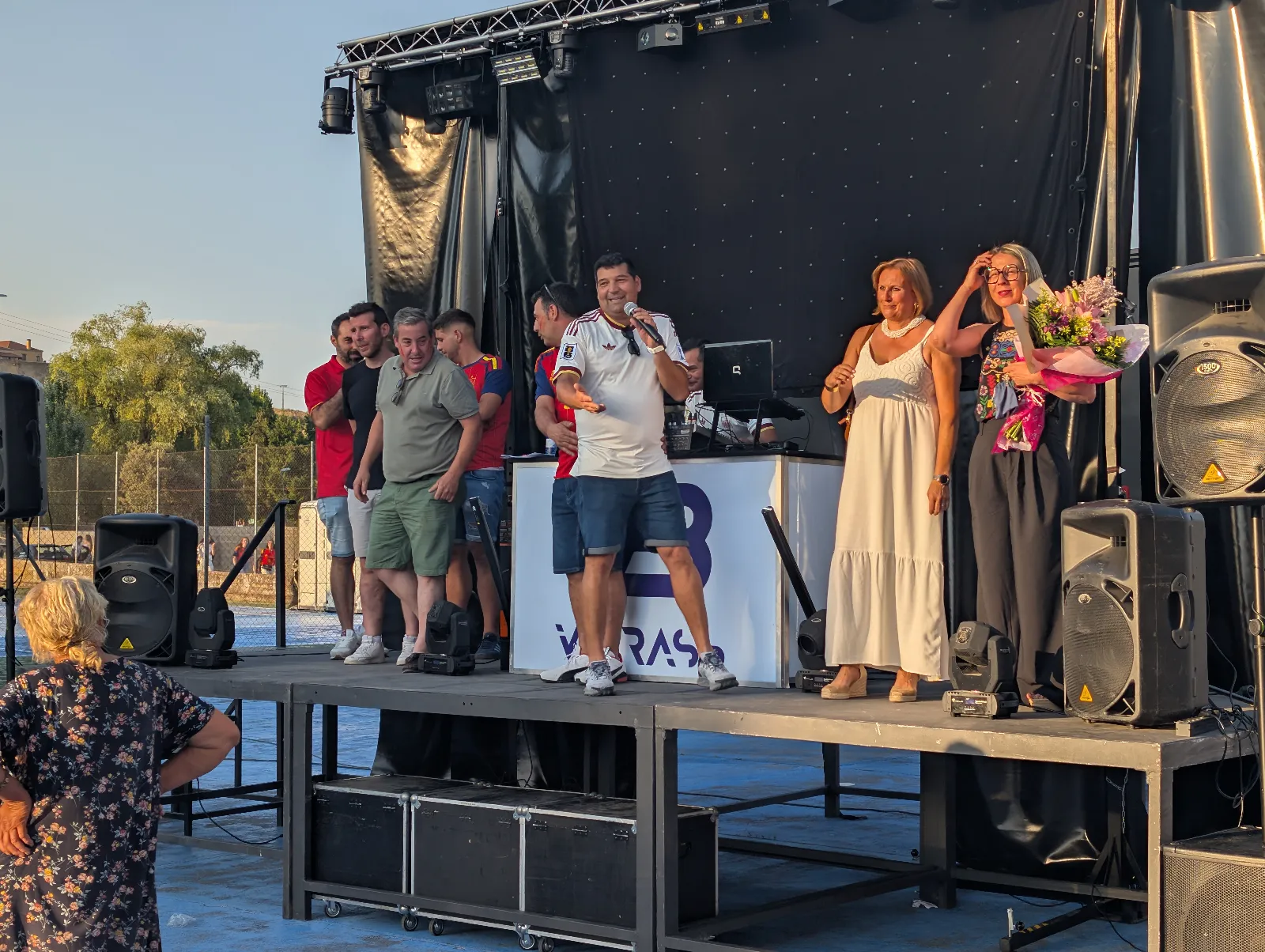 Foto 2 - Amparo Marcos inaugura las fiestas de Barrio Nuevo con un emotivo preg&oacute;n te&ntilde;ido de rojo por el Mundial.