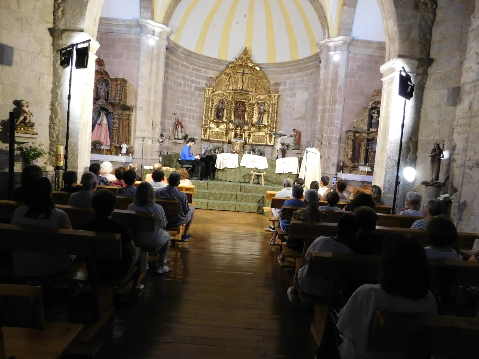 Foto 3 - La iglesia de Retortillo se transforma en escenario para revivir a San Juan de la Cruz