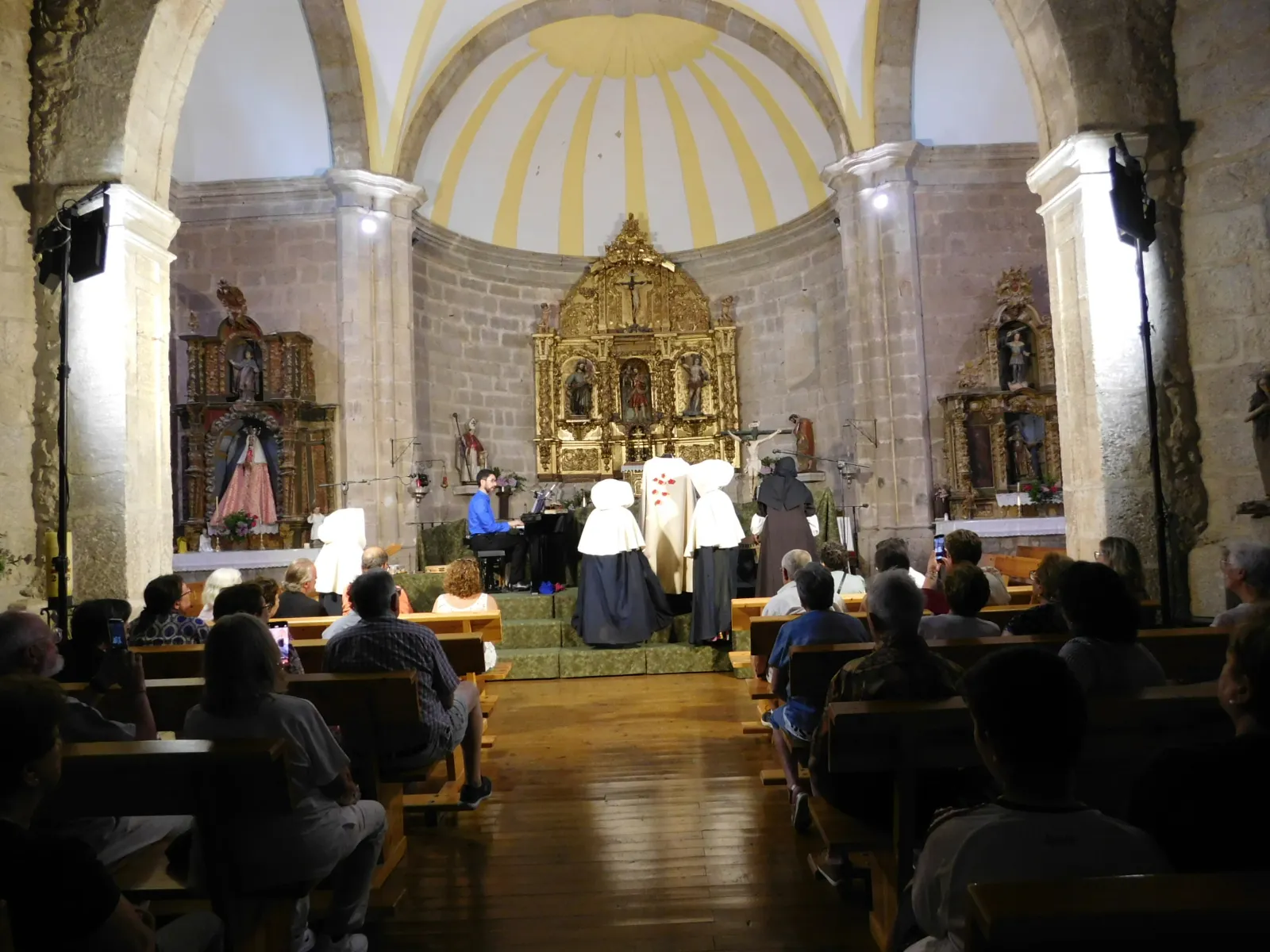 Foto 10 - La iglesia de Retortillo se transforma en escenario para revivir a San Juan de la Cruz