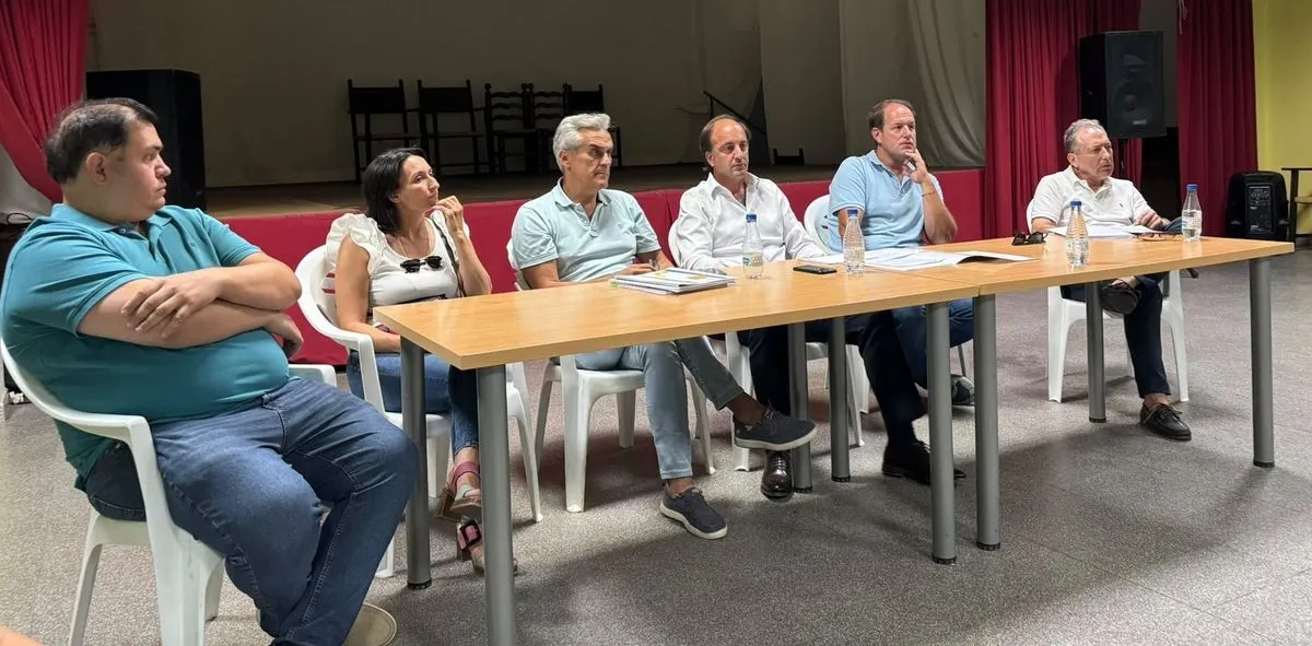 El consejero de Agricultura, Joaquín Antonio Pino, junto al jefe de Servicio Territorial de Valladolid, Óscar Sayagués, y veterinarios oficiales, en la localidad vallisoletana de Ataquines