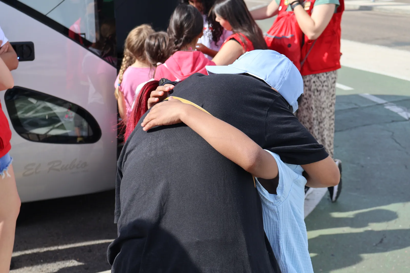 Foto 2 - FOTOS | Un centenar de menores salmantinos parten al campamento de Cruz Roja en Gredos