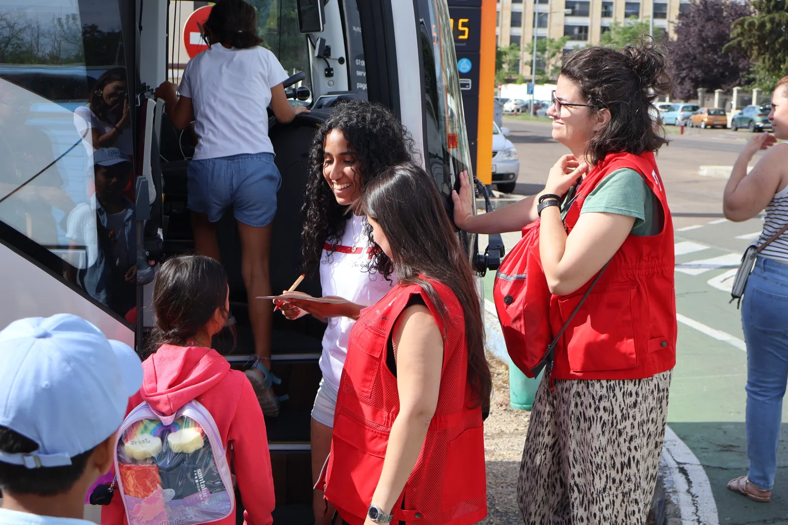 Foto 3 - FOTOS | Un centenar de menores salmantinos parten al campamento de Cruz Roja en Gredos