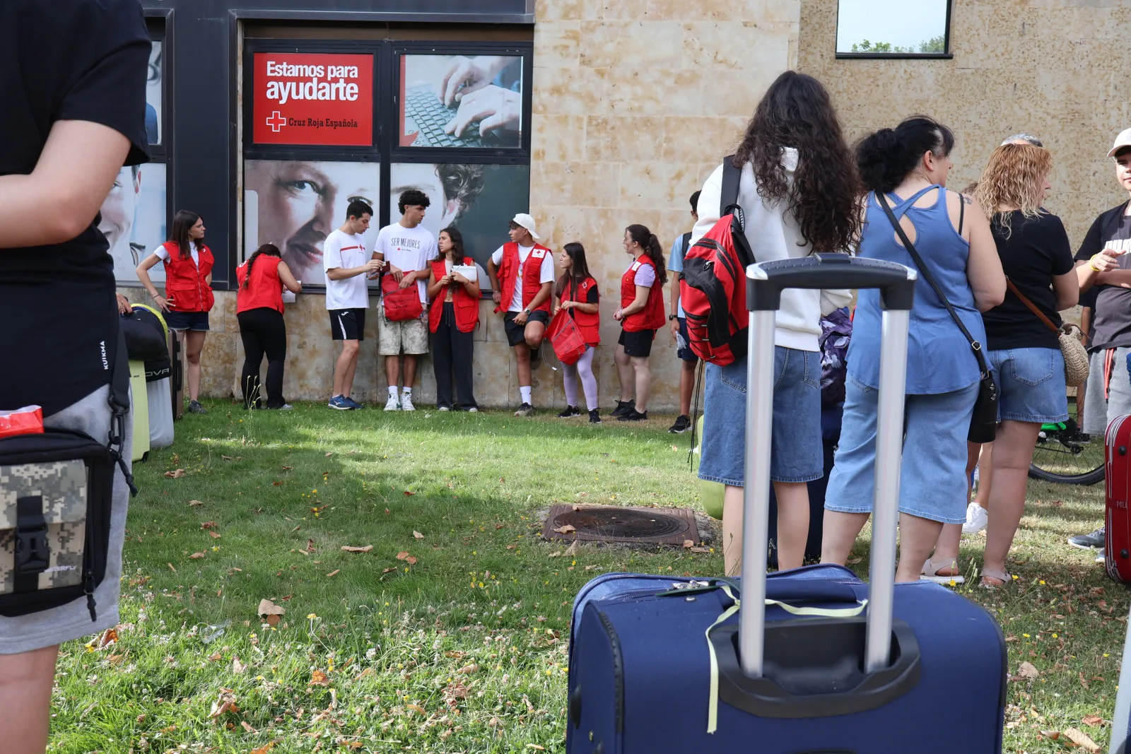 Foto 4 - FOTOS | Un centenar de menores salmantinos parten al campamento de Cruz Roja en Gredos