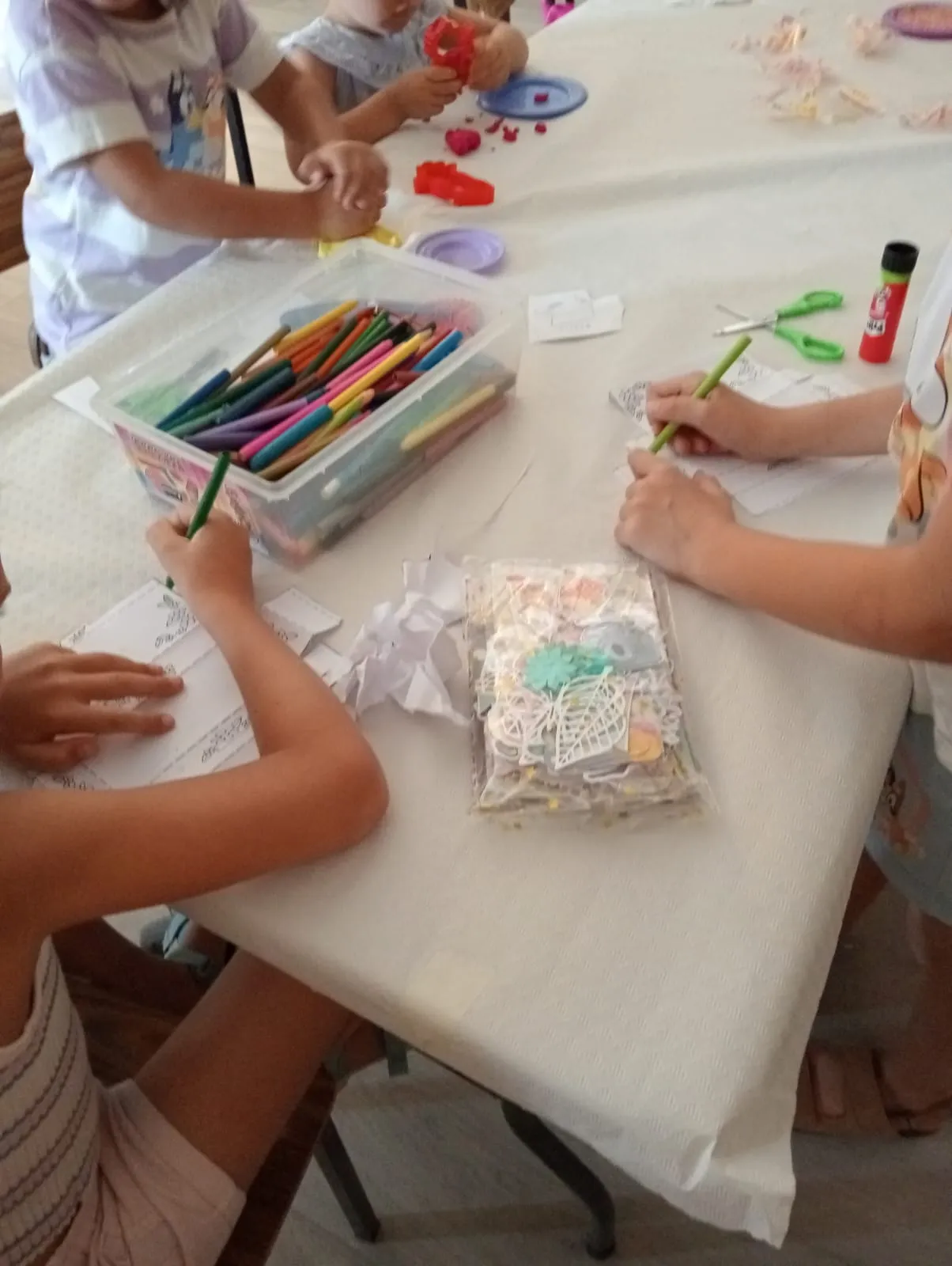Foto 3 - Los ni&ntilde;os y ni&ntilde;as del Taller de Colores rinden un emotivo homenaje a Adri&aacute;n Ibarra