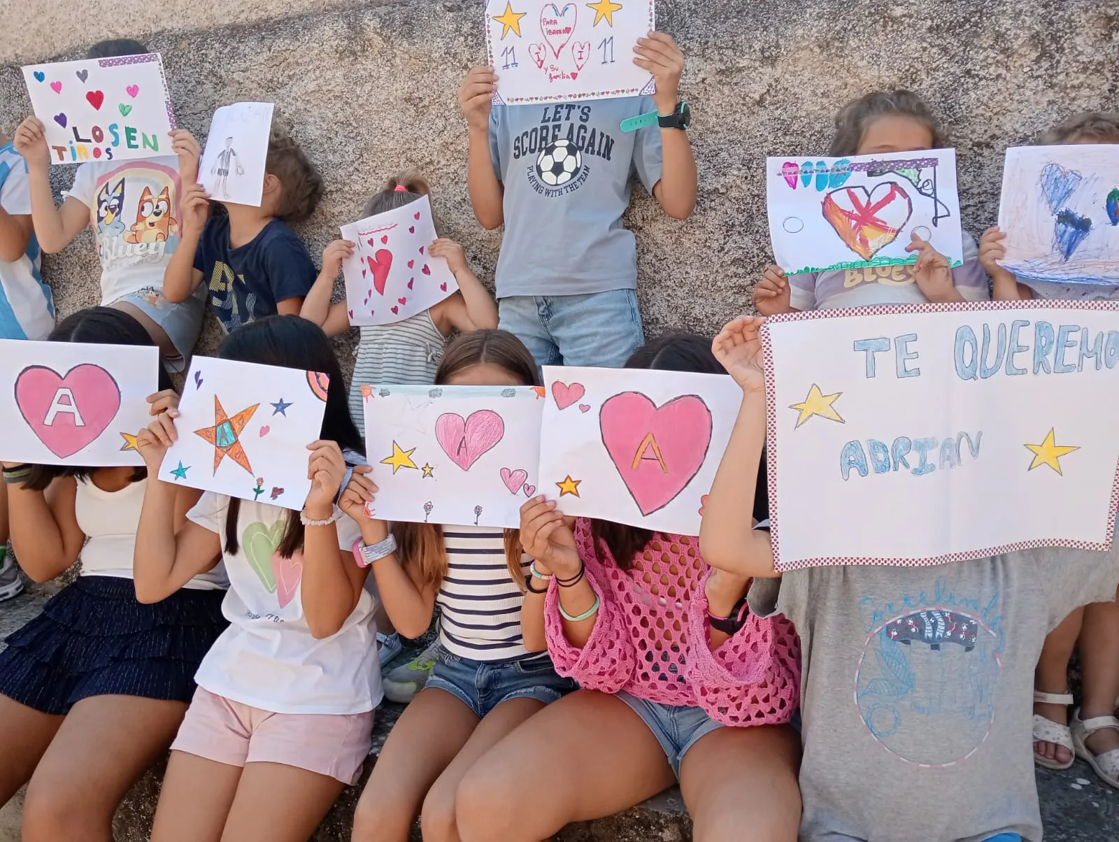 Foto 2 - Los ni&ntilde;os y ni&ntilde;as del Taller de Colores rinden un emotivo homenaje a Adri&aacute;n Ibarra