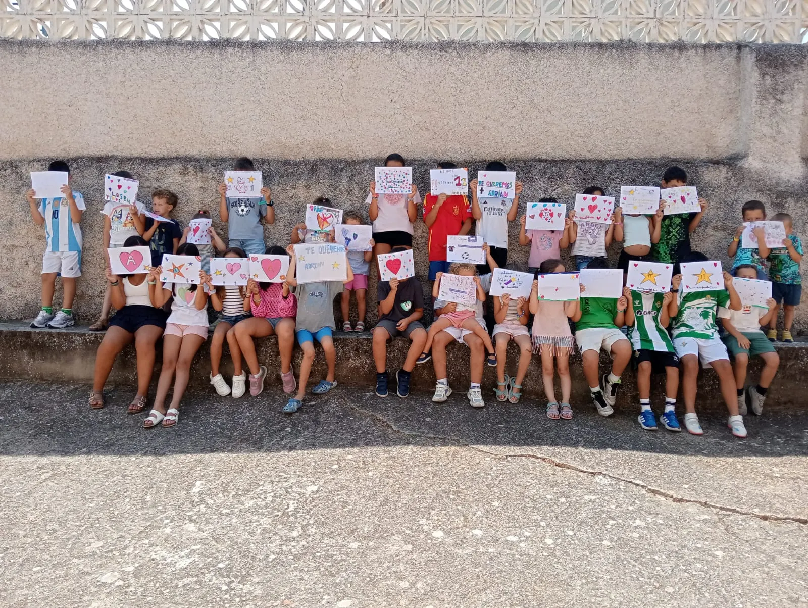 Foto 7 - Los ni&ntilde;os y ni&ntilde;as del Taller de Colores rinden un emotivo homenaje a Adri&aacute;n Ibarra