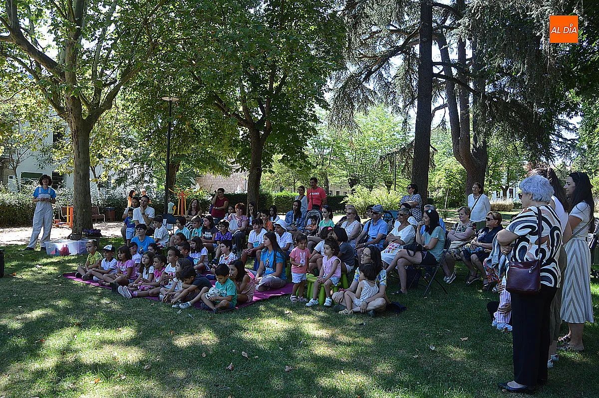 Foto 2 - La obra `Hambre de cuentos&acute; conquista al p&uacute;blico infantil del Campamento Urbano del Parque de La Florida.