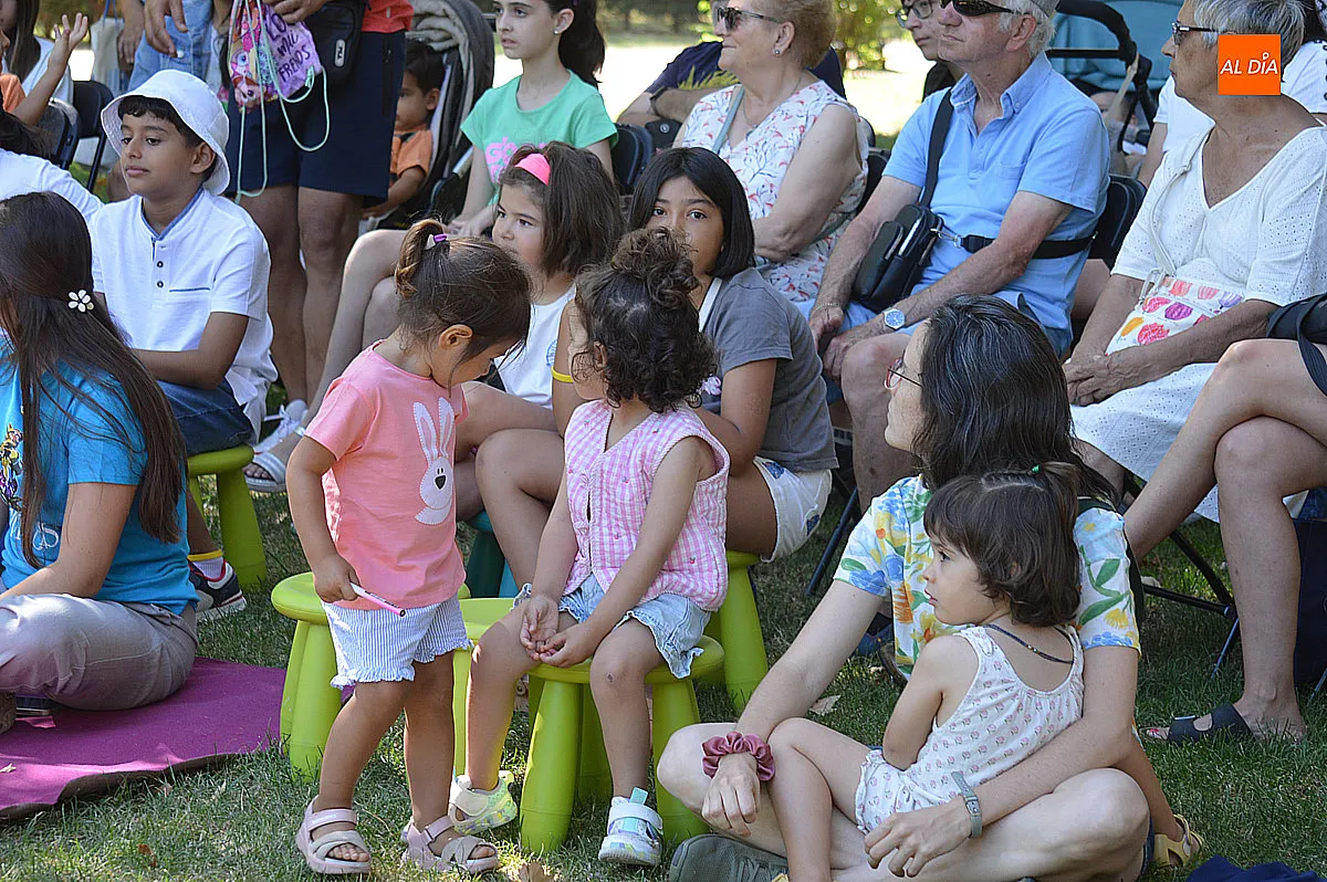 Foto 5 - La obra `Hambre de cuentos&acute; conquista al p&uacute;blico infantil del Campamento Urbano del Parque de La Florida.