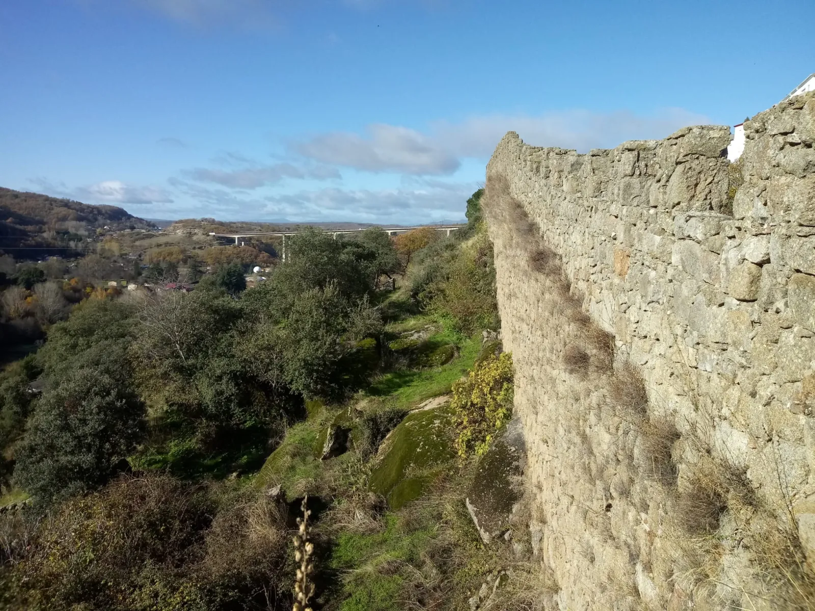 Foto 4 - El deterioro de la muralla de B&eacute;jar llega a las Cortes por el retraso de las obras