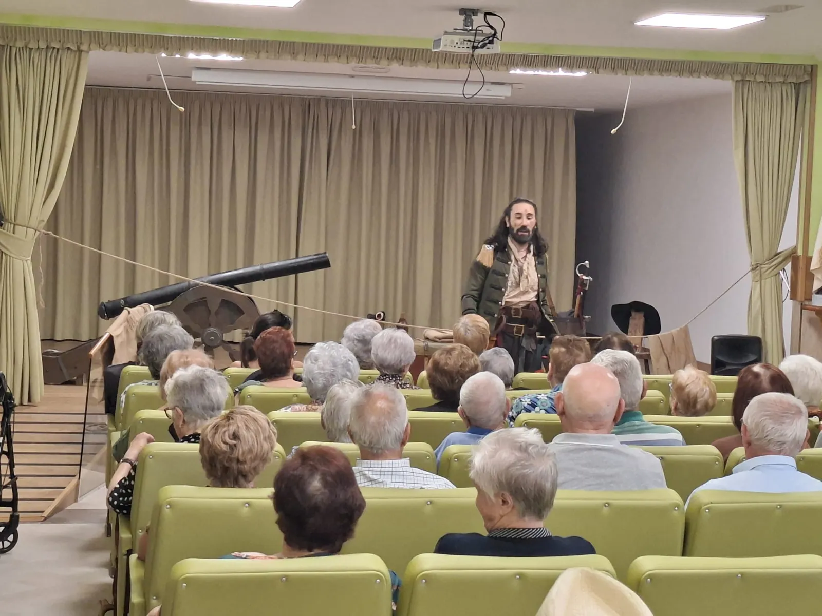 Foto 2 - Los residentes de la Residencia de San Jos&eacute; disfrutan de una obra de teatro por las Jornadas Napole&oacute;nicas 