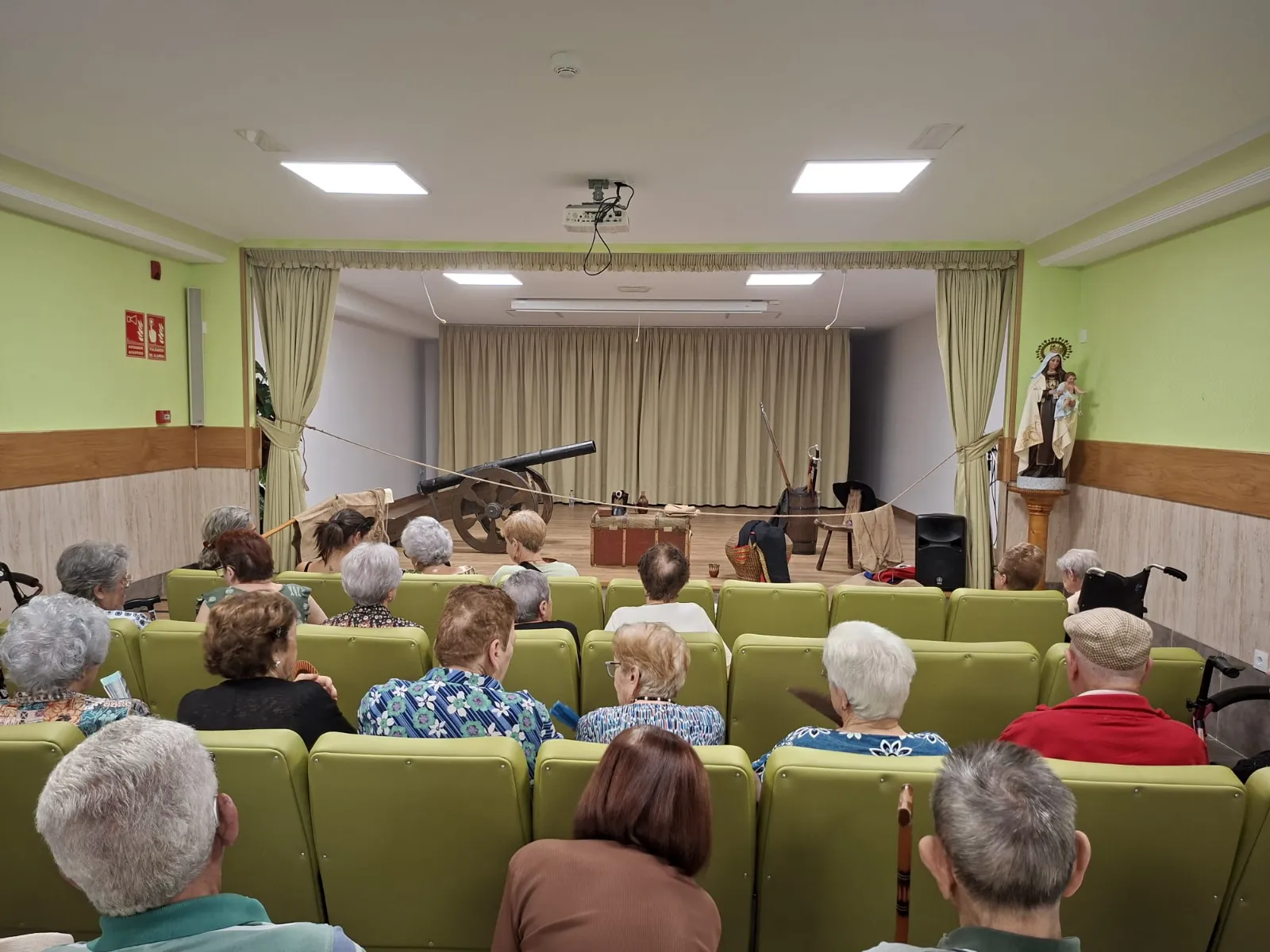 Foto 4 - Los residentes de la Residencia de San Jos&eacute; disfrutan de una obra de teatro por las Jornadas Napole&oacute;nicas 