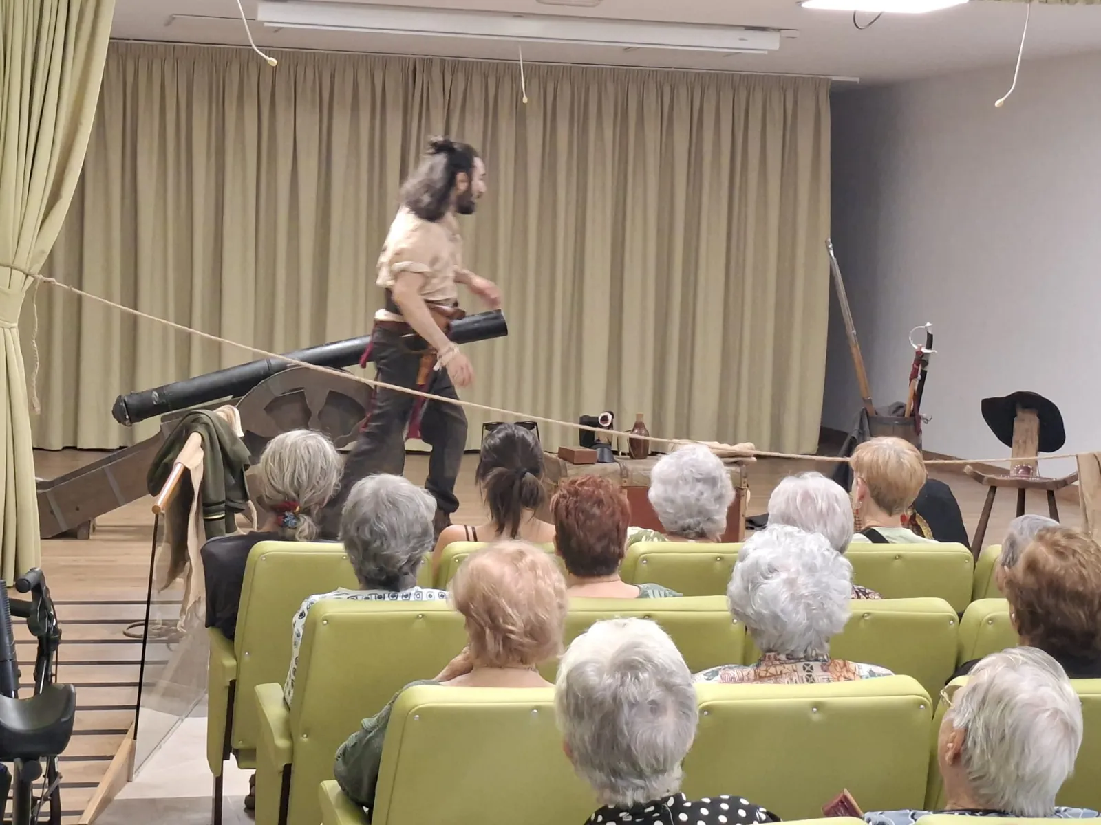 Foto 6 - Los residentes de la Residencia de San Jos&eacute; disfrutan de una obra de teatro por las Jornadas Napole&oacute;nicas 