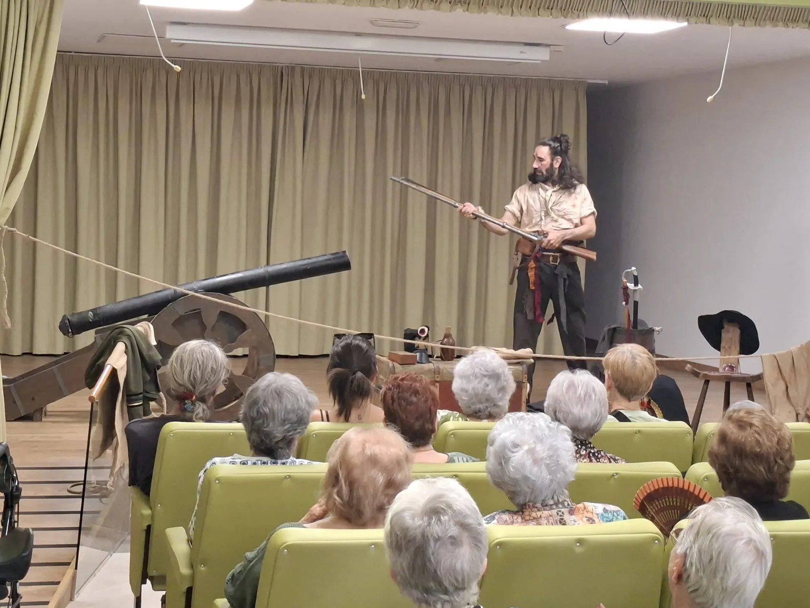 Foto 8 - Los residentes de la Residencia de San Jos&eacute; disfrutan de una obra de teatro por las Jornadas Napole&oacute;nicas 