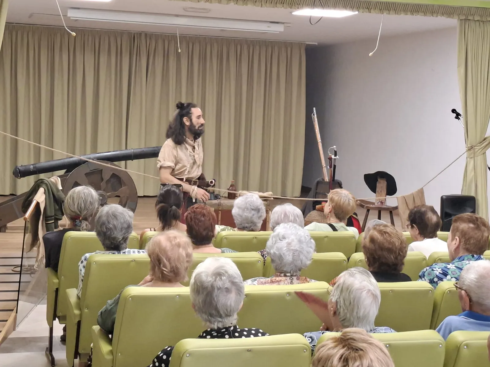 Foto 10 - Los residentes de la Residencia de San Jos&eacute; disfrutan de una obra de teatro por las Jornadas Napole&oacute;nicas 