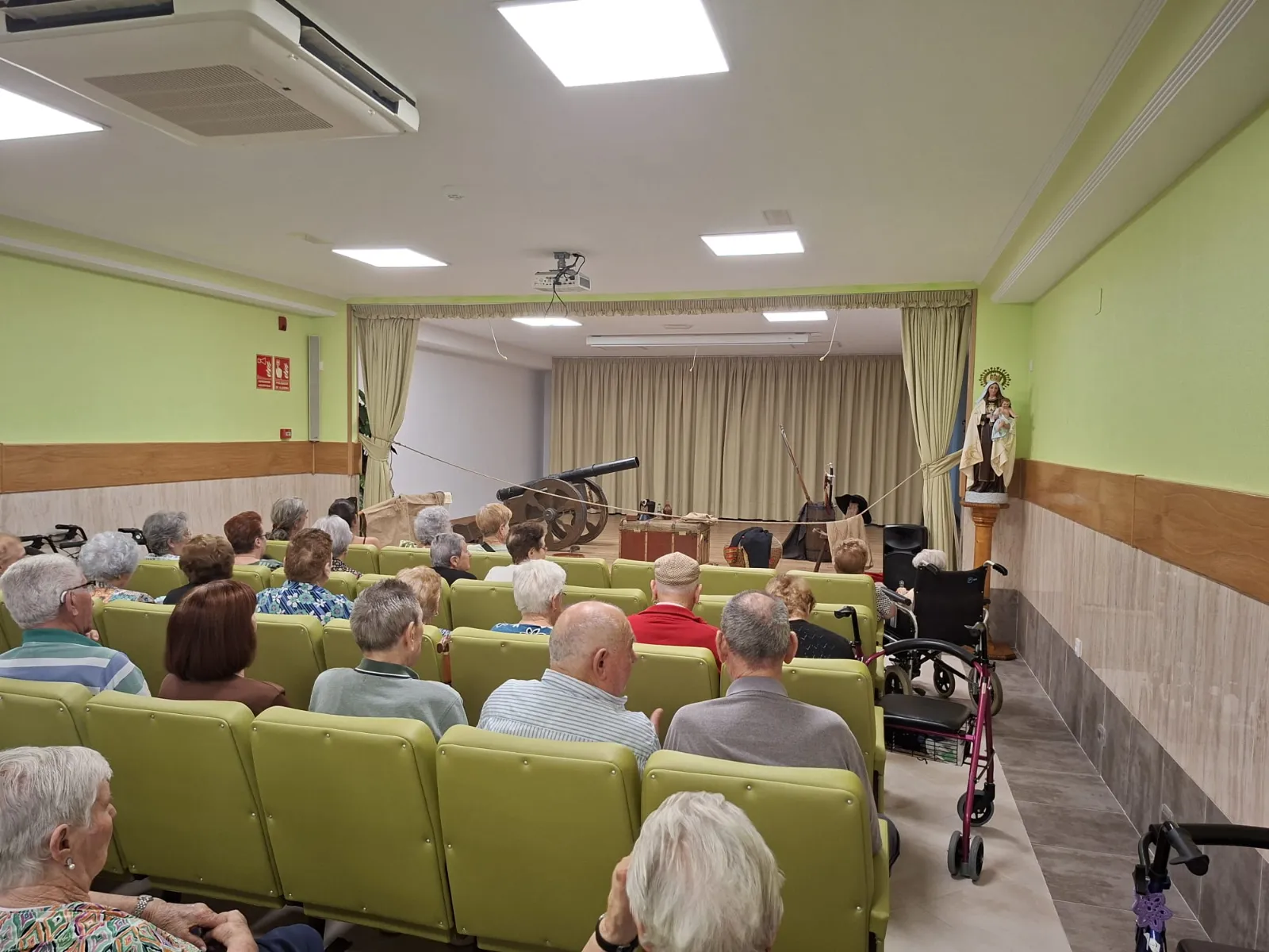 Foto 11 - Los residentes de la Residencia de San Jos&eacute; disfrutan de una obra de teatro por las Jornadas Napole&oacute;nicas 