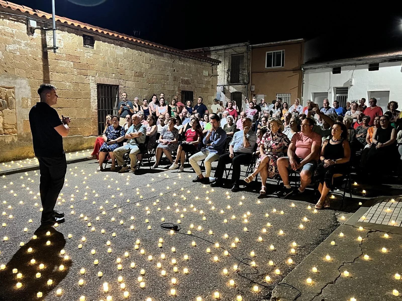 Foto 4 - El obispo de Salamanca bendice la nueva iluminaci&oacute;n de la iglesia de La Vell&eacute;s ante un centenar de vecinos