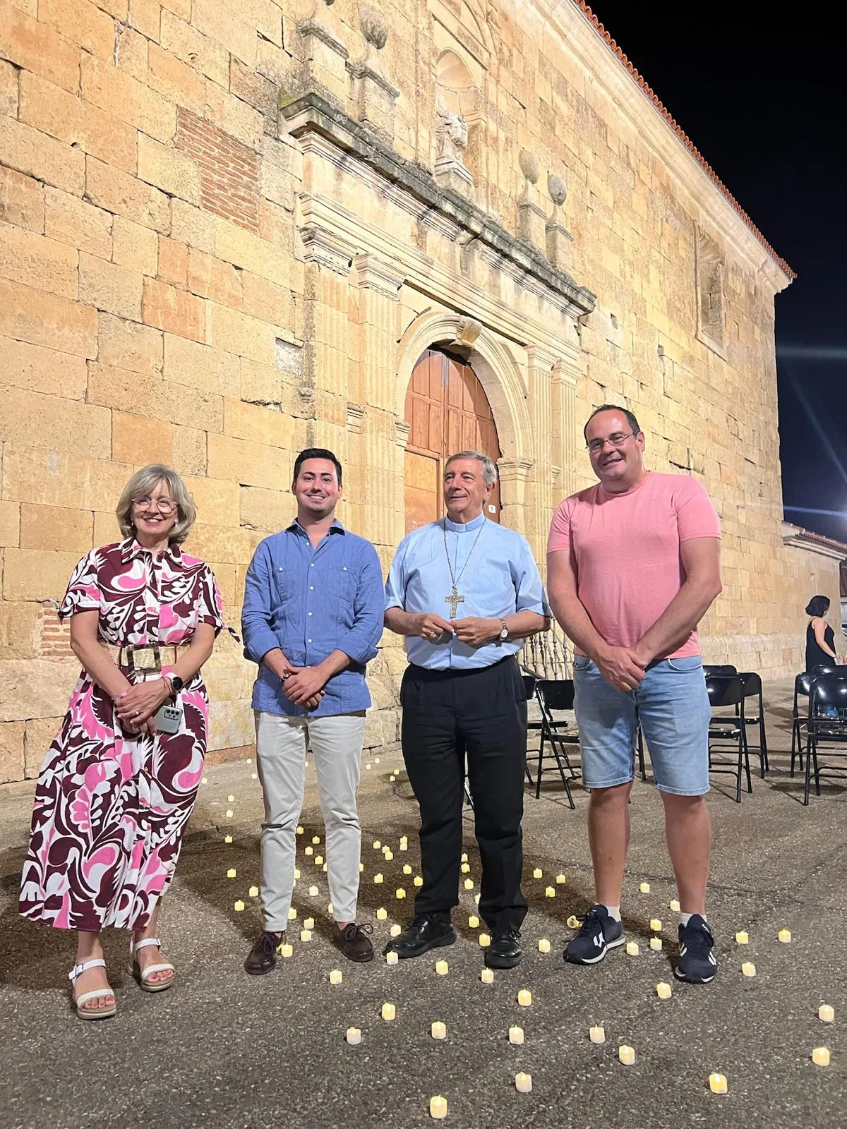 Foto 2 - El obispo de Salamanca bendice la nueva iluminaci&oacute;n de la iglesia de La Vell&eacute;s ante un centenar de vecinos