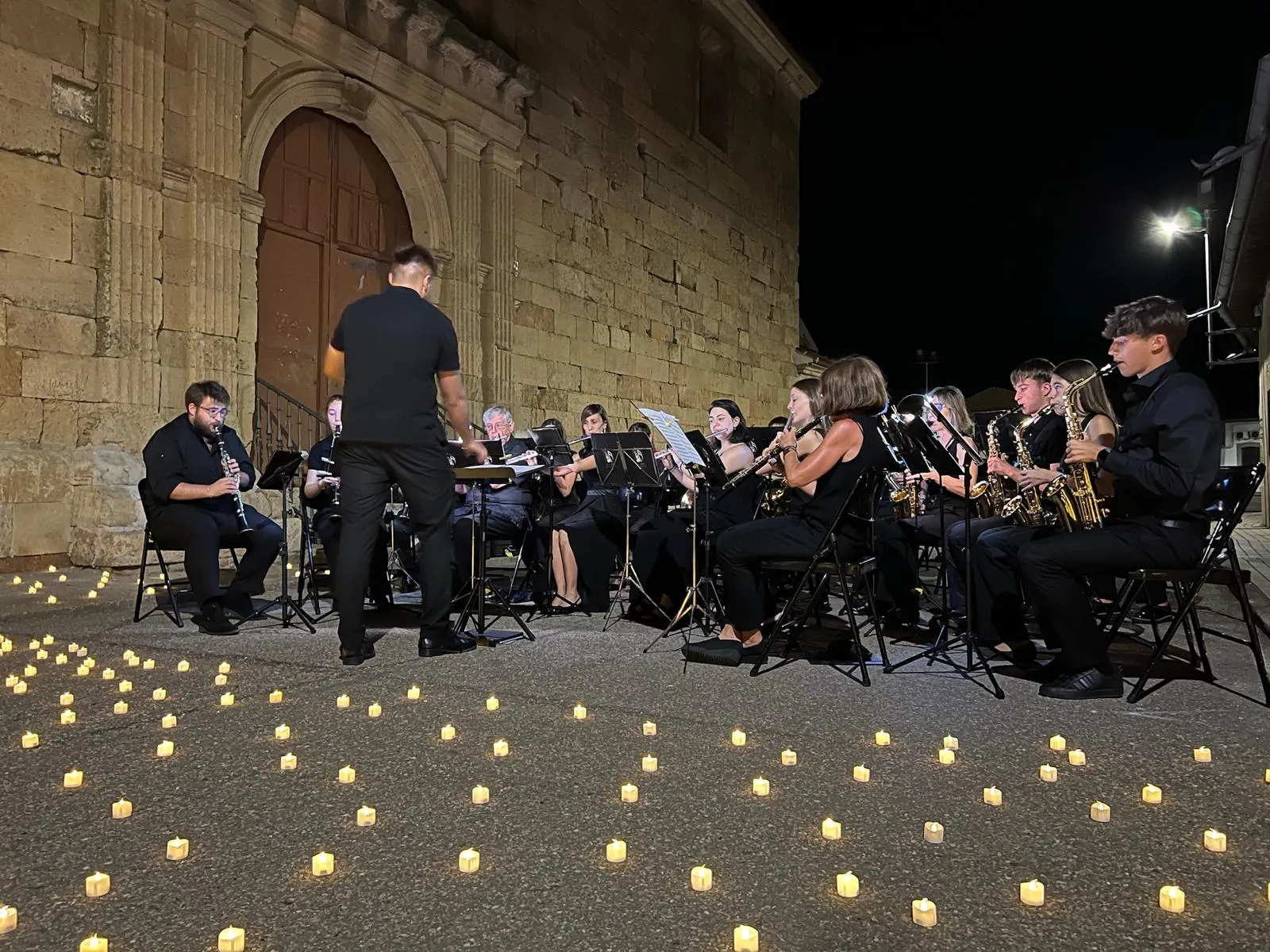 El obispo de Salamanca bendice la nueva iluminación de la iglesia de La Vellés ante un centenar de vecinos