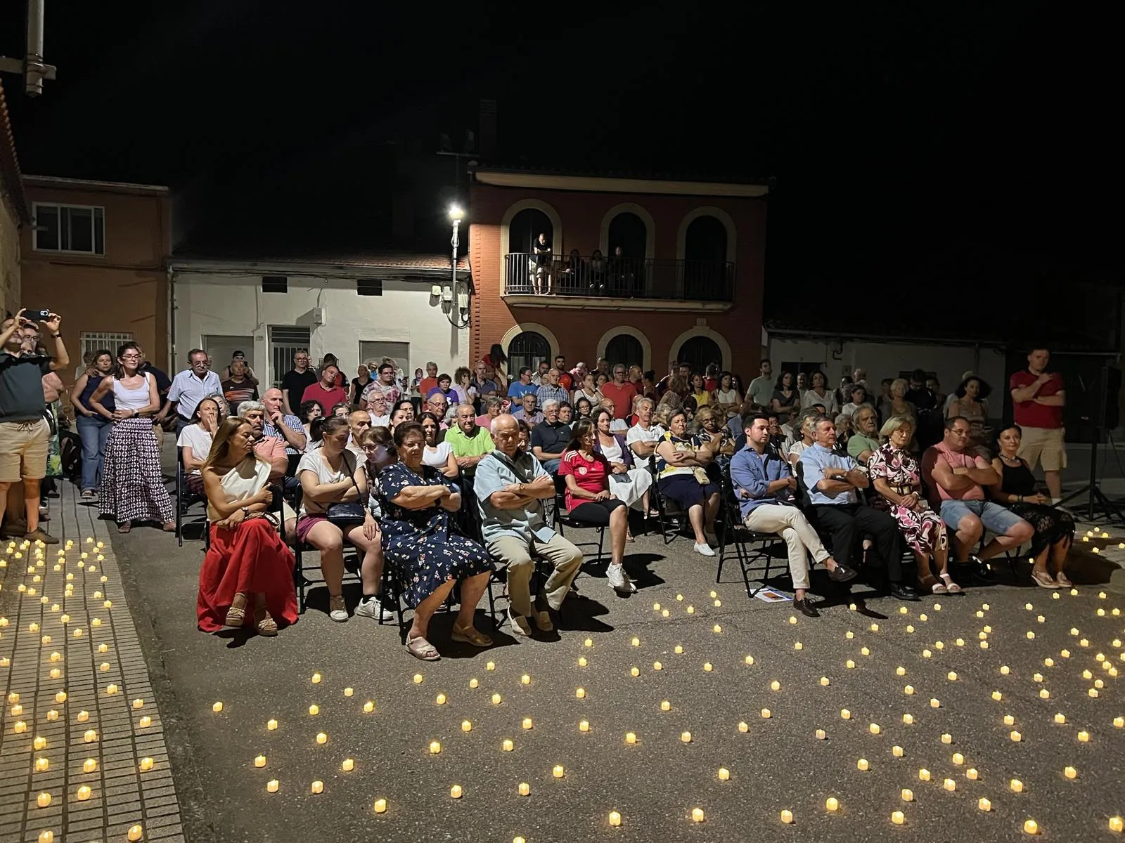 Foto 3 - El obispo de Salamanca bendice la nueva iluminaci&oacute;n de la iglesia de La Vell&eacute;s ante un centenar de vecinos